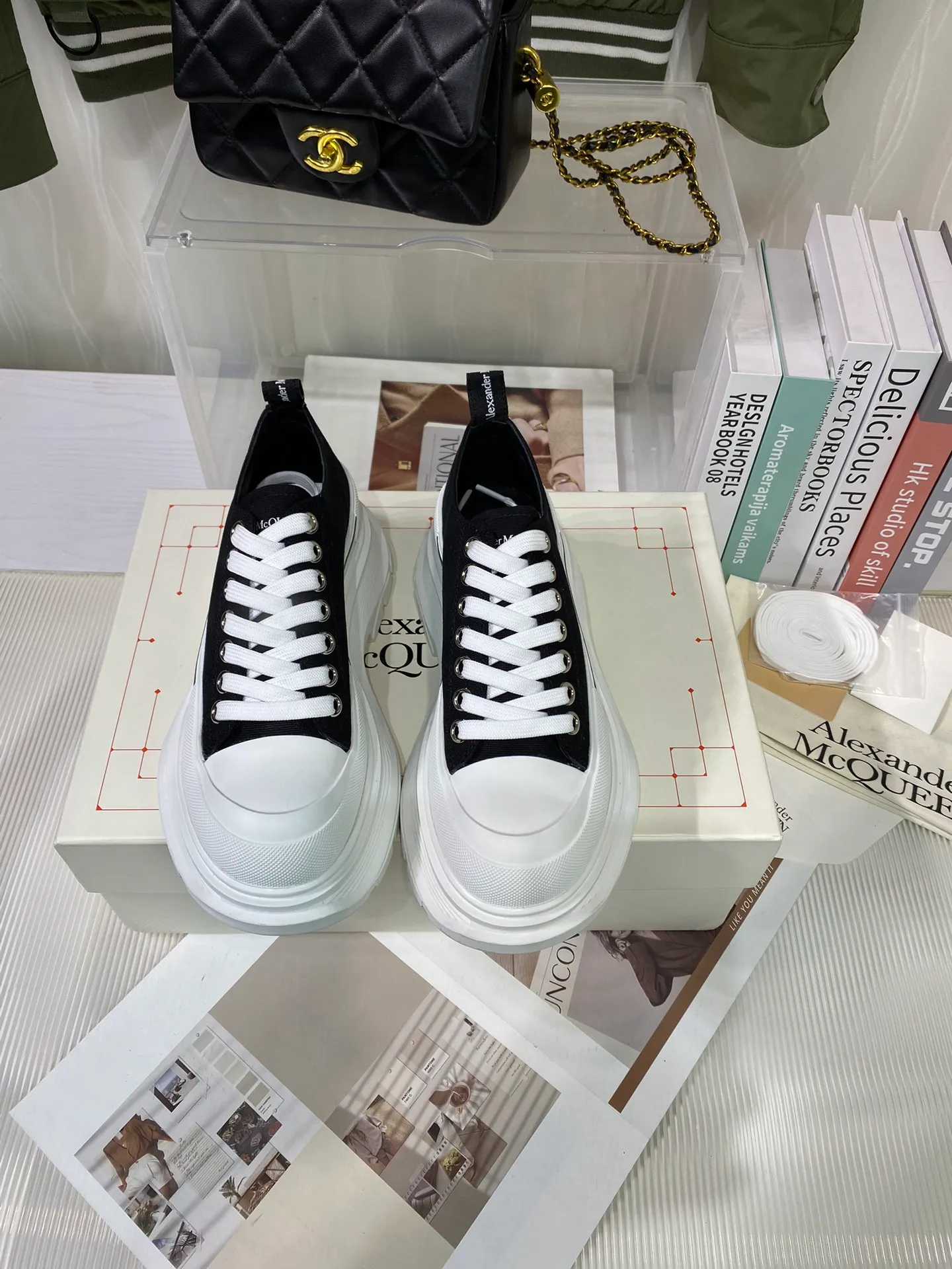 👟👟Ex-factory price 480👟👟Mc Queen McQueen’s new couple shoes! Young ladies who are fashion representatives must be at the forefront of fashion! The unique personality of the shoes adds full charm, and the shoes are super stylish. ⚠The uppers are made of customized original canvas. The color is warm and moist. The inner padding is made of imported goatskin. Full of flexibility! The round toe design allows the toes to be completely released and get rid of the original pressure of shoes! The outsole adopts the original molded vacuum outsole. The combination of several layers of outsole is complicated. Size: 35-44 men's and women's sizes (45 is custom-made and cannot be returned or exchanged). The latest counter packaging.